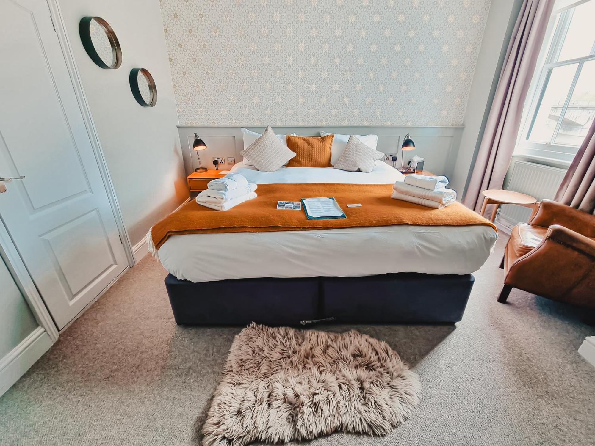 The Swan Hotel Staines-upon-Thames Bagian luar foto