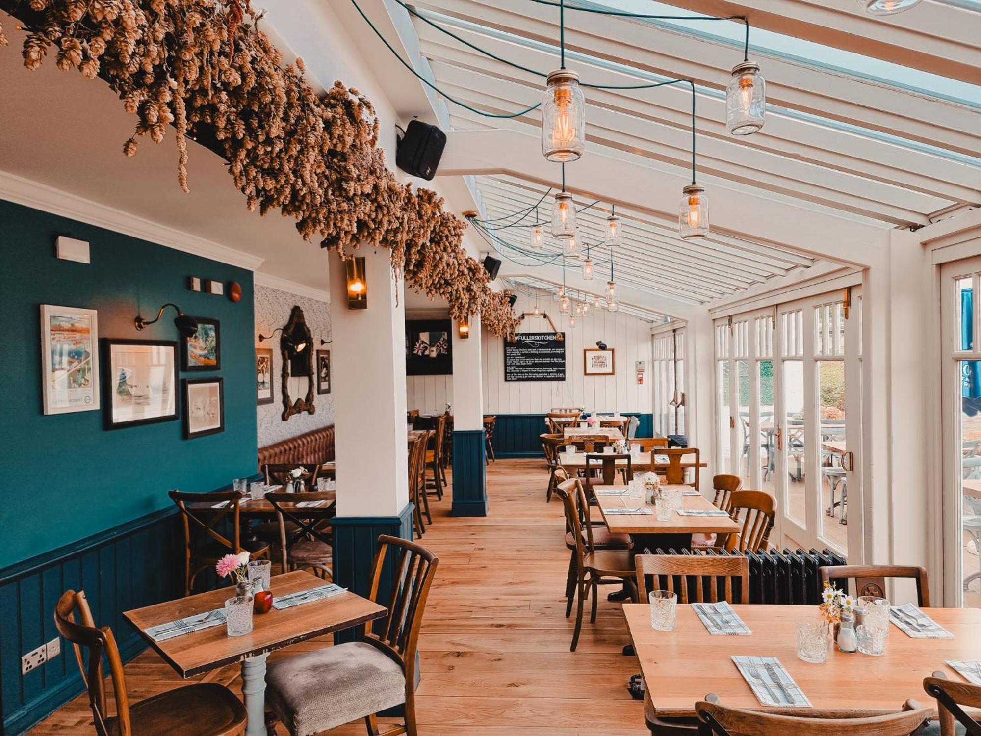 The Swan Hotel Staines-upon-Thames Bagian luar foto