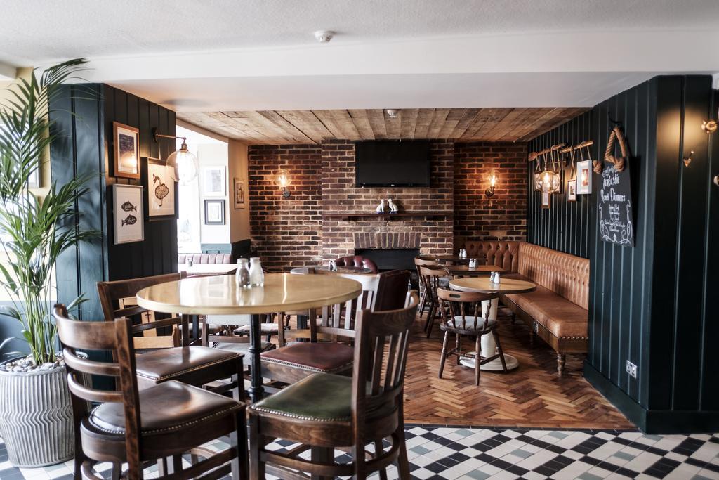 The Swan Hotel Staines-upon-Thames Bagian luar foto