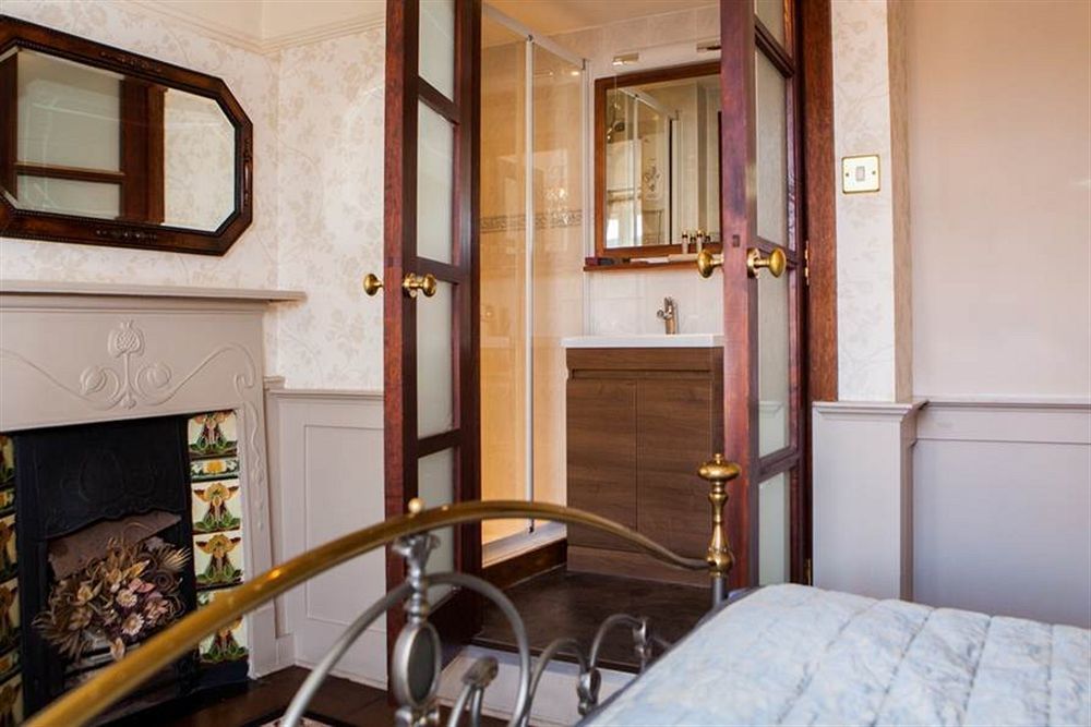 The Swan Hotel Staines-upon-Thames Bagian luar foto