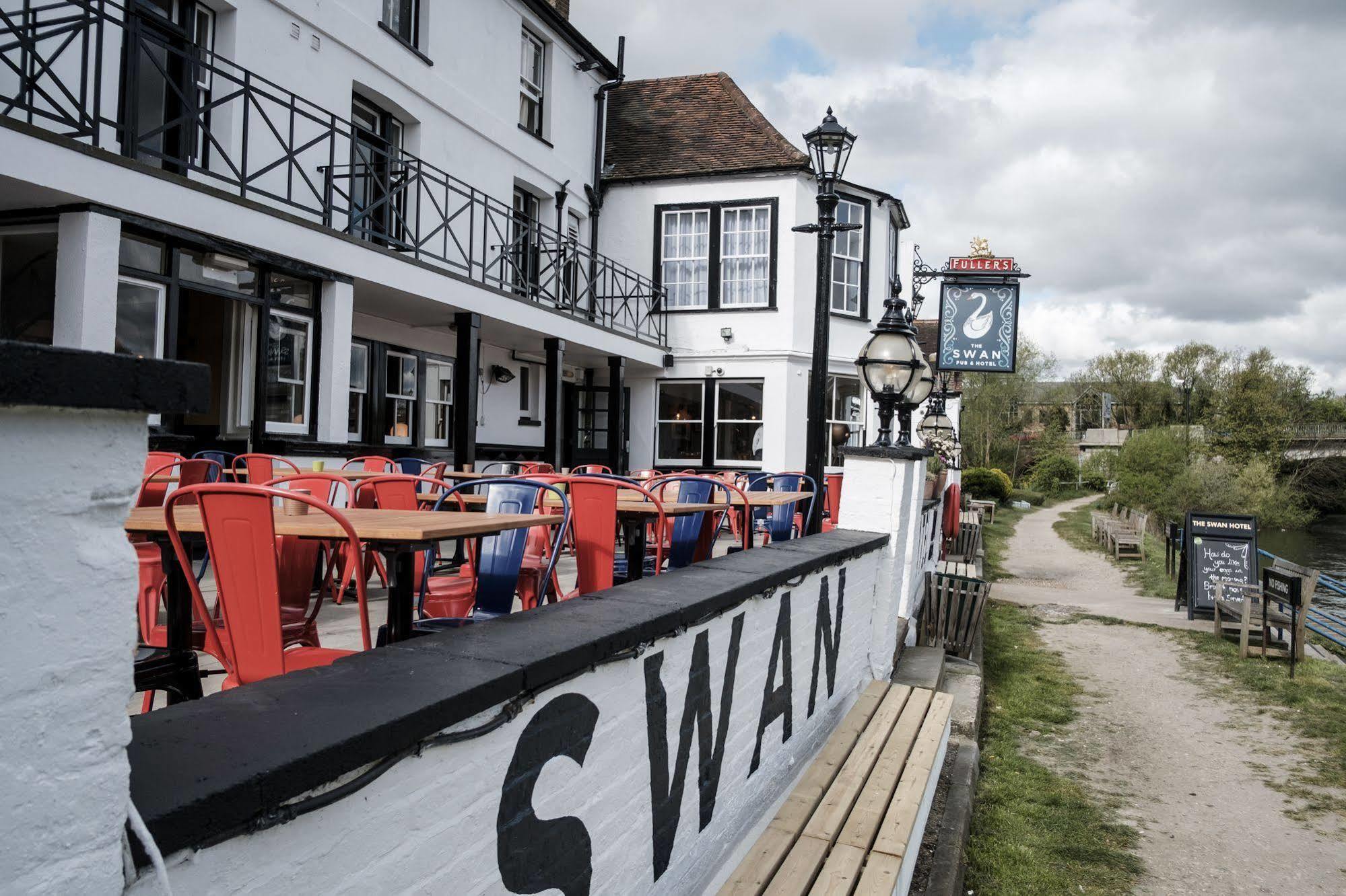 The Swan Hotel Staines-upon-Thames Bagian luar foto