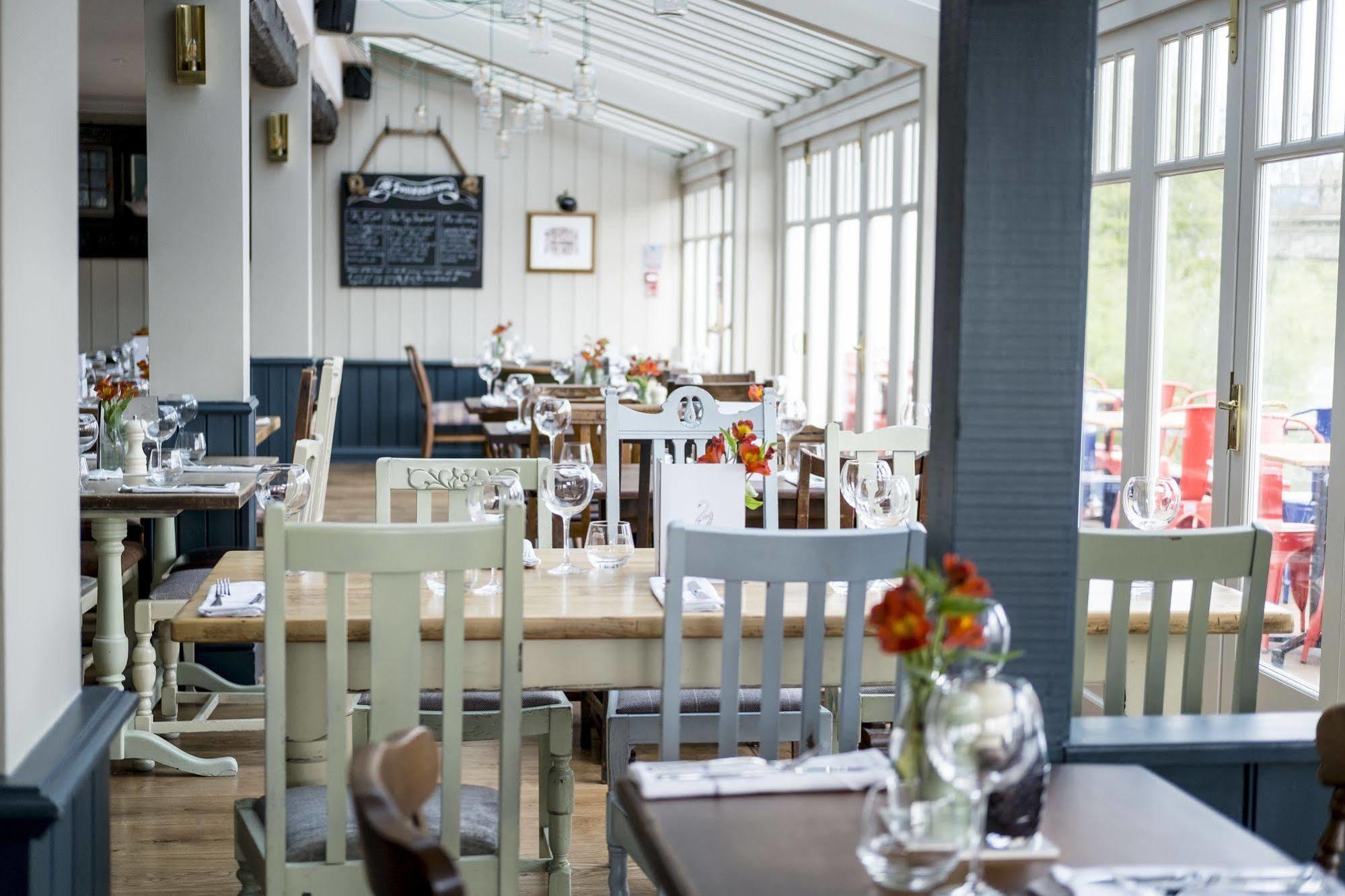 The Swan Hotel Staines-upon-Thames Bagian luar foto