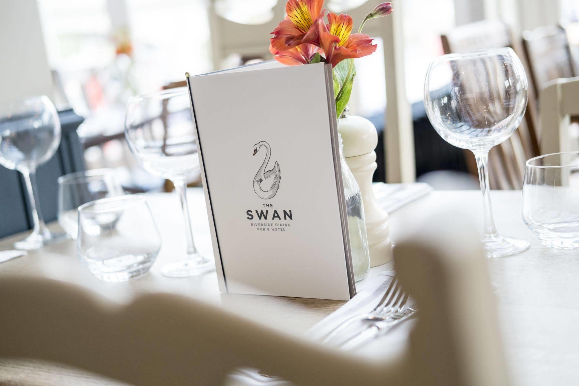 The Swan Hotel Staines-upon-Thames Bagian luar foto