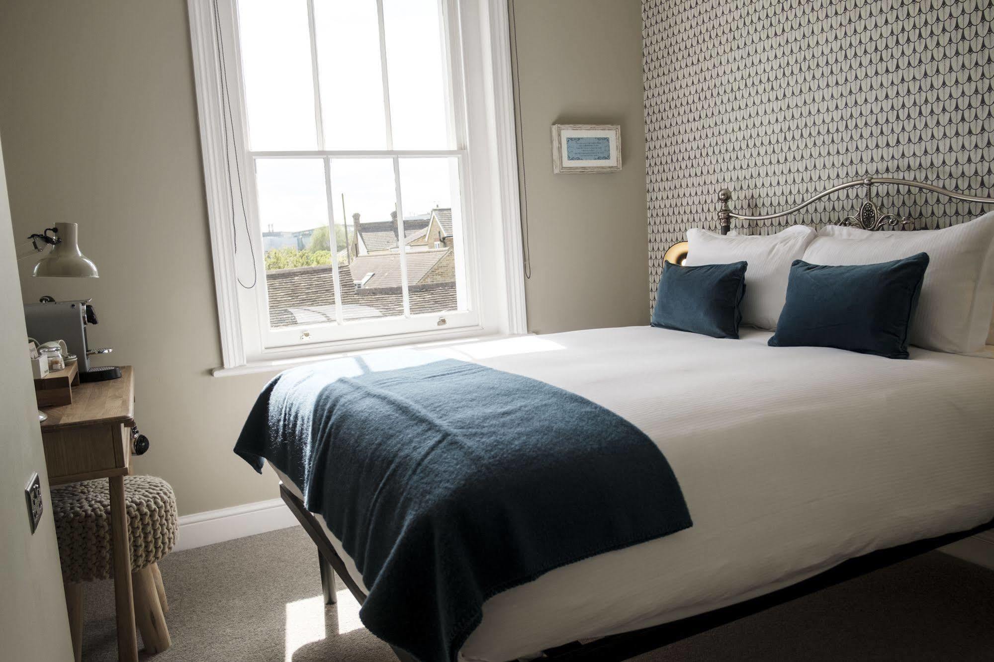 The Swan Hotel Staines-upon-Thames Bagian luar foto