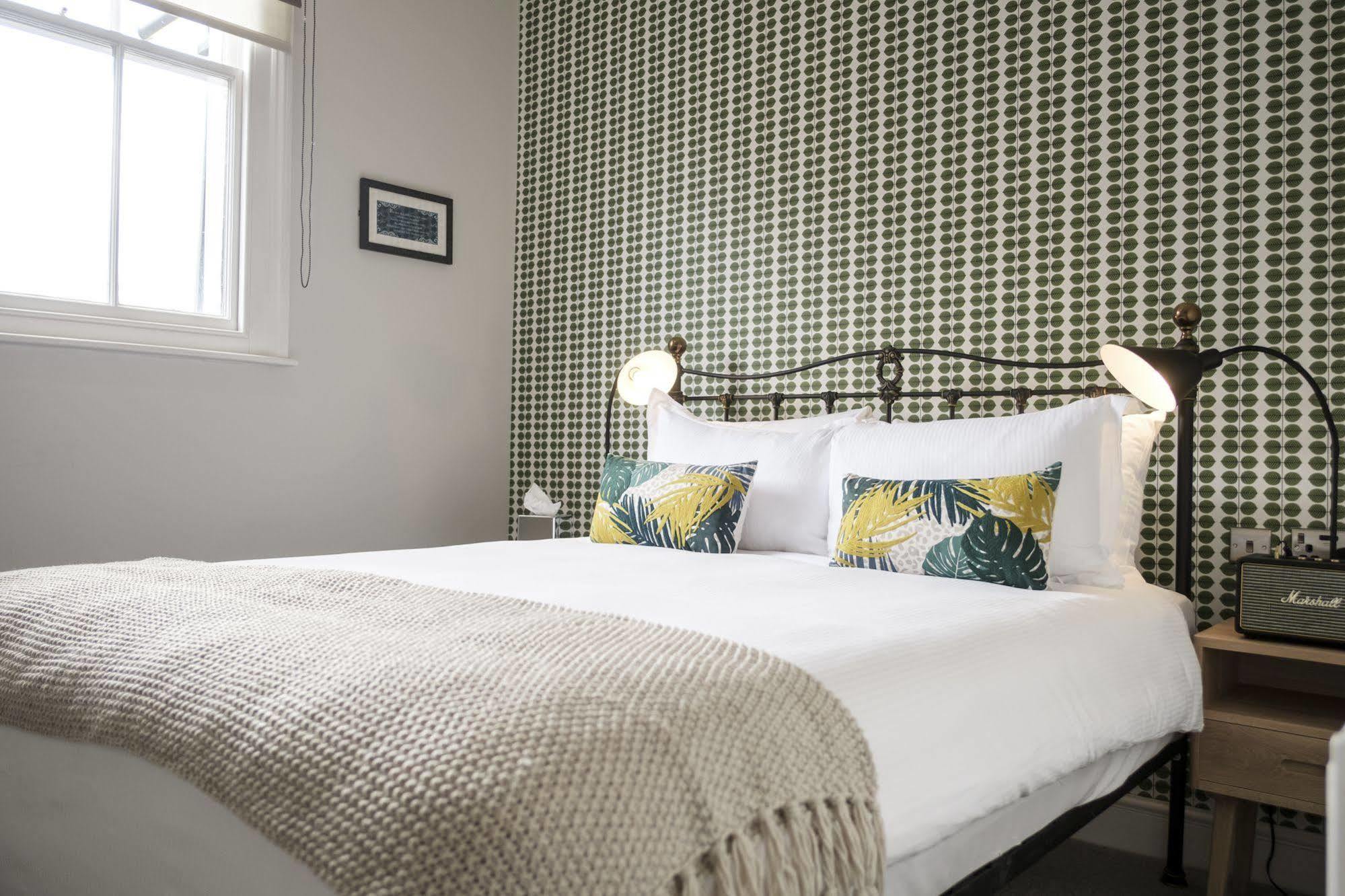 The Swan Hotel Staines-upon-Thames Bagian luar foto