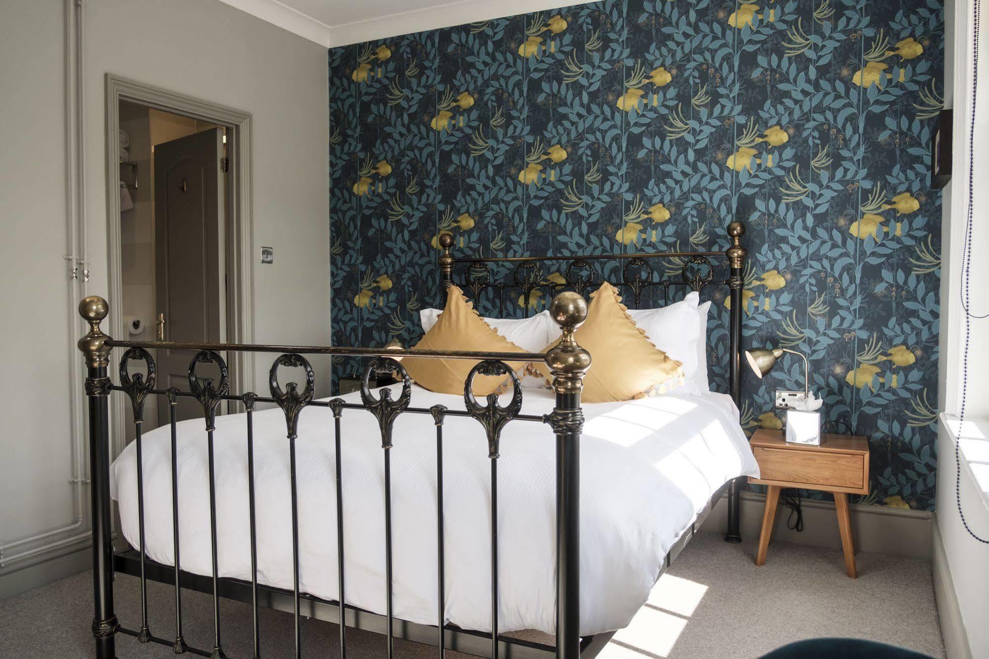 The Swan Hotel Staines-upon-Thames Bagian luar foto