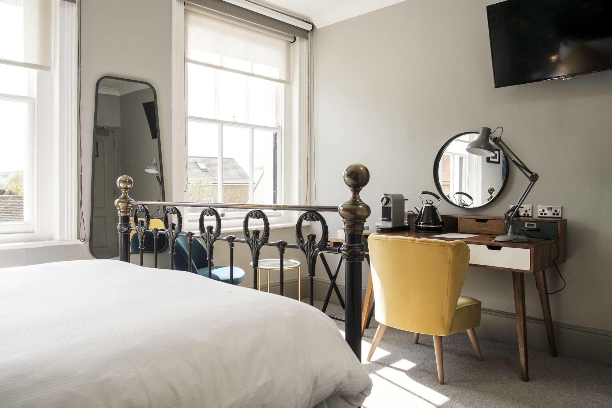 The Swan Hotel Staines-upon-Thames Bagian luar foto